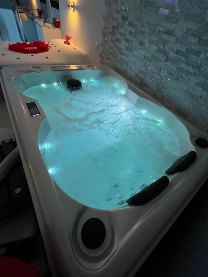 Love Room Avec Spa Privatif Le Rove Bagian luar foto