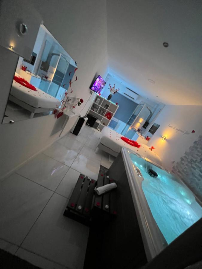 Love Room Avec Spa Privatif Le Rove Bagian luar foto